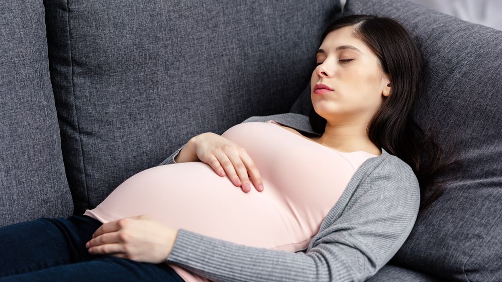 Spaní na zádech u těhotných zvyšuje riziko předčasného porodu